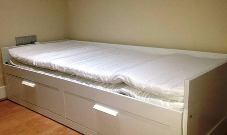 1 bedroom in a house share to rent - Photo 2