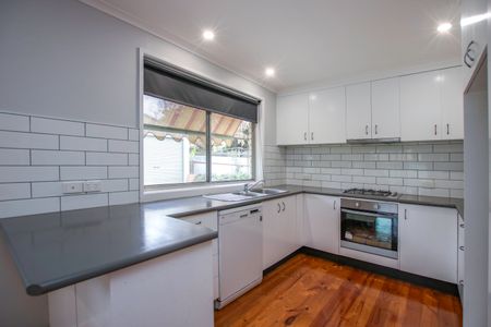 Beautiful Renovated Three Bedroom Home - Photo 4