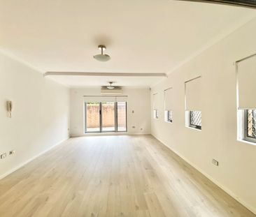 Refreshed Courtyard-style 2 bed apartment in peaceful location! - Photo 2