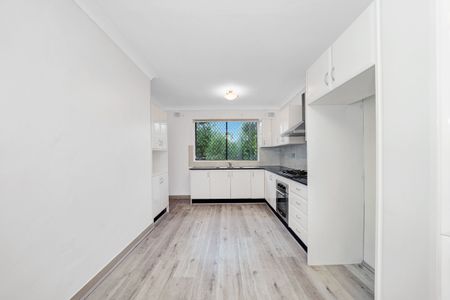 LARGE FAMILY HOUSE! - Photo 3