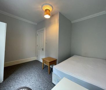 4 bedroom semi-detached house to rent - Photo 2