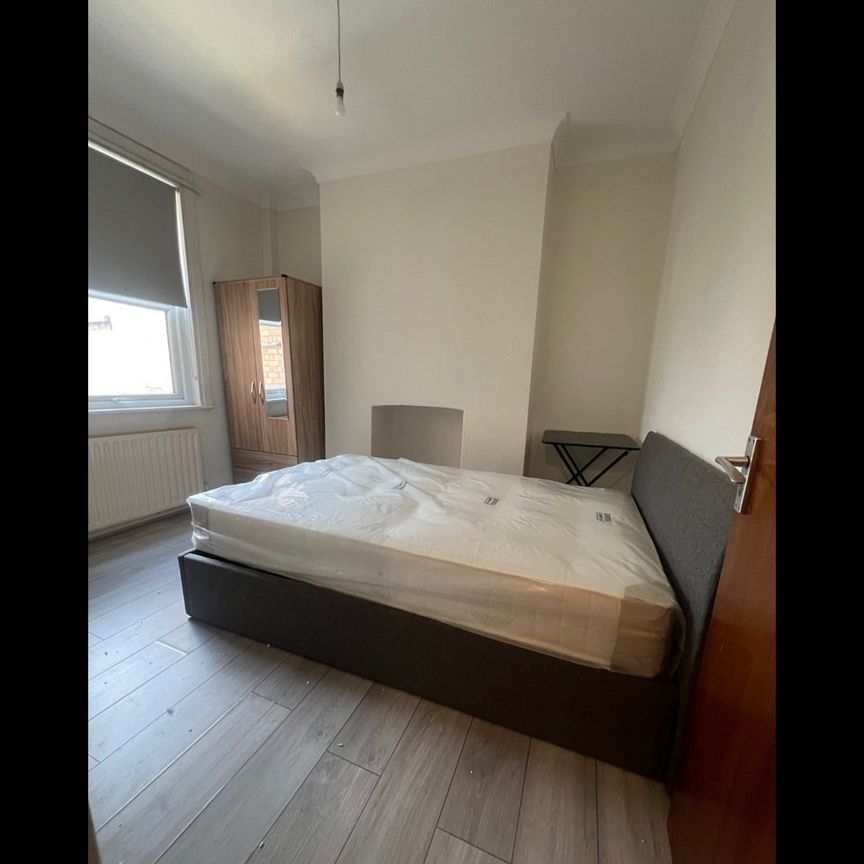 Room in a Shared House, Bayham Street, NW1 - Photo 1