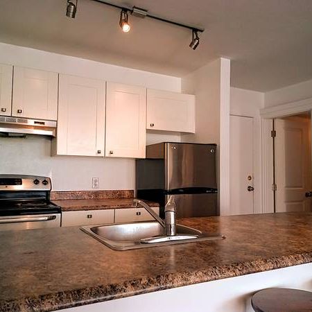 Prime Yaletown location, close to beach, available now - Photo 3