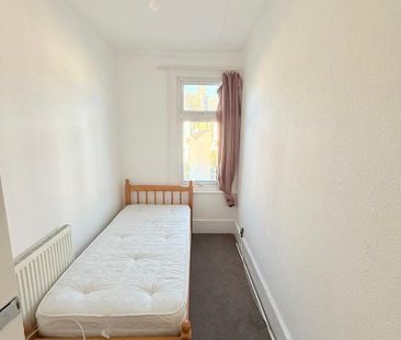 4 bedroom flat to rent - Photo 2