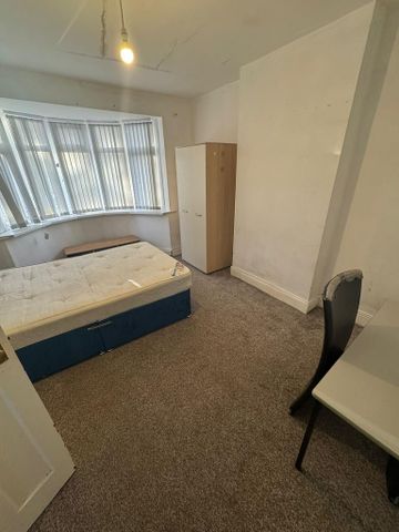 3 bedroom apartment to rent - Photo 4