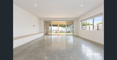 Modern 4 bedroom home in an ideal location! - Photo 4