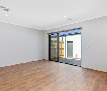 Comfort, Convenience & Contemporary Style – Your New Home Awaits! - Photo 3