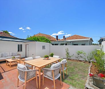 Renovated & Light Filled Three Bedroom Abode - Photo 5