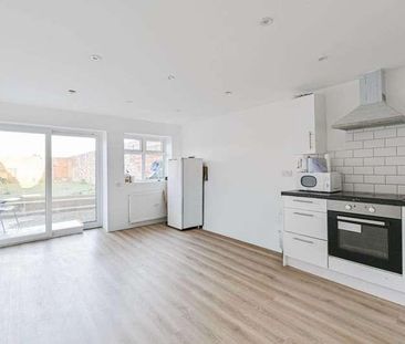 Bond Road, Mitcham, CR4 - Photo 2