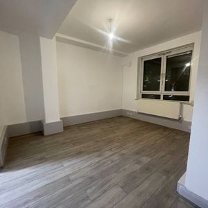 2 Bed Flat, Whites Grounds Estate, SE1 - Photo 2