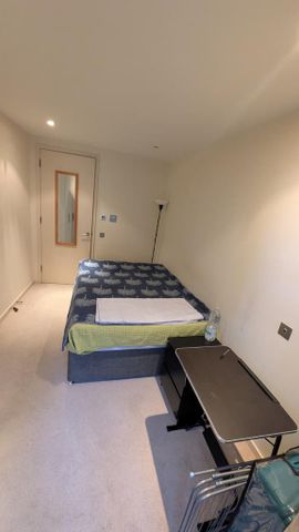 1 bedroom in a flat share to rent - Photo 3