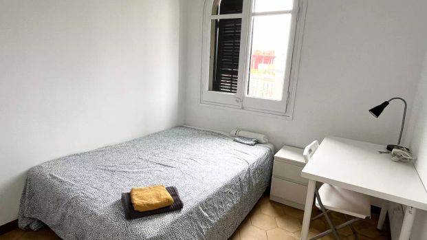 Room in a shared 5-bedroom apartment for rent in l'Antiga Esquerra de l'Eixample. - Photo 1
