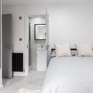 6 bedroom house to rent - Photo 2