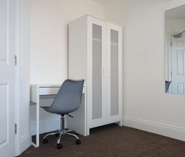 6 bedroom House To Let - Photo 4