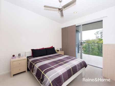 Modern, Partly Furnished, Great Location walk to UQ - Photo 4