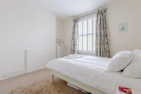 4 bedroom maisonette in London - Photo 5