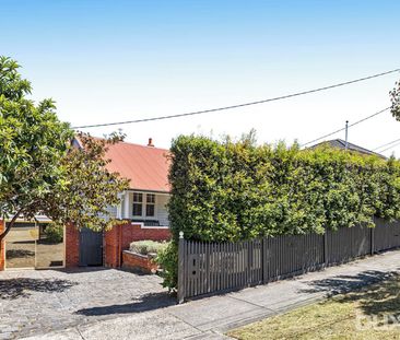 Elegant 4 bedroom plus studio Family Home with Stunning Gardens - Photo 5