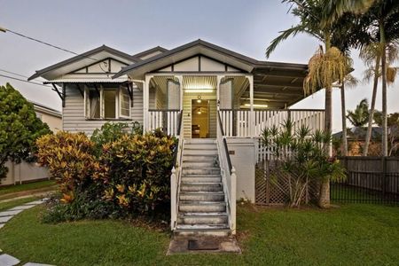 Charming Queenslander with Wide Verandas and Expansive Backyard - Photo 2