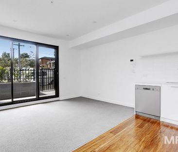 Modern urban retreat in vibrant Brunswick West - Photo 3