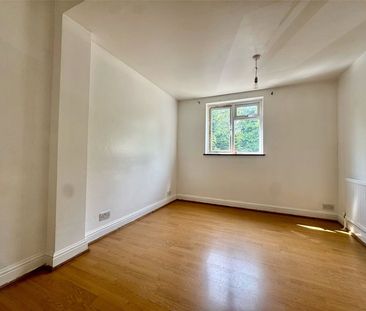 York Road, Woking, Surrey, GU22 7XS - Photo 3