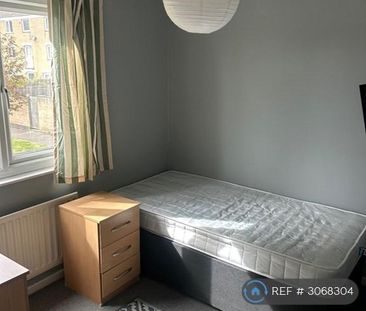 4 bedroom semi-detached house to rent - Photo 5