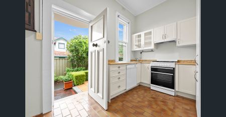 Charming Garden Apartment - Photo 3