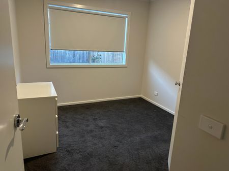 Cranbourne East - Photo 3