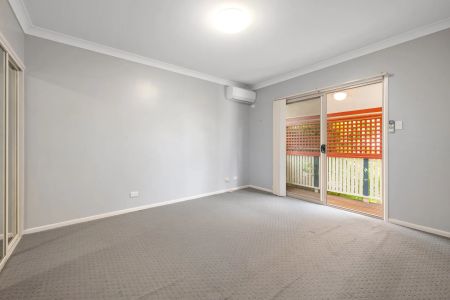 Spacious Renovated Townhouse with Private Courtyard – Boutique Yeerongpilly Living - Photo 4