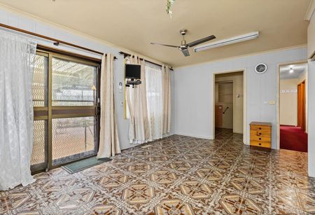 3 BEDROOM HOME IN GREAT LOCATION - Photo 3