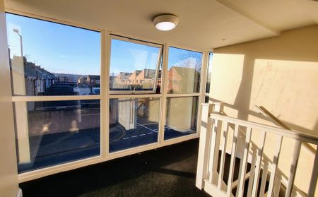 2 bedroom flat to rent - Photo 4