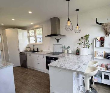 A sunny, tidy & comfortable three bedroom home - Photo 2