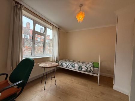 Fitzneal Street, East Acton, London, W12 0BB - Photo 2