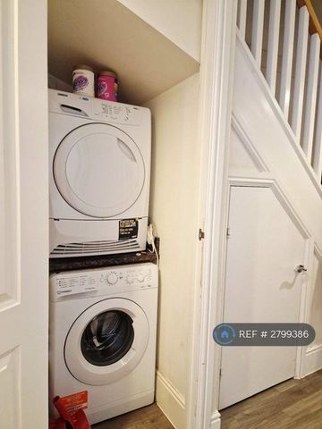 4 bedroom end of terrace house to rent - Photo 3