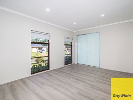 Freshly renovated 3 Bedroom home with study! - Photo 2