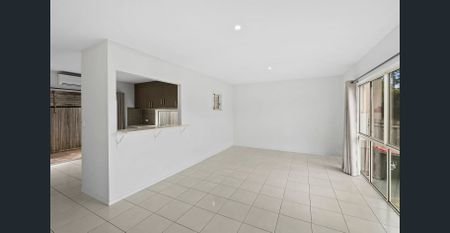 Stylish & Sophisticated Townhouse in Prime Kedron Location - Photo 2