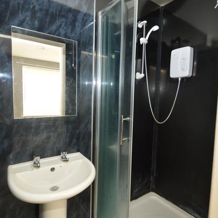 1 bedroom in a flat share to rent - Photo 4