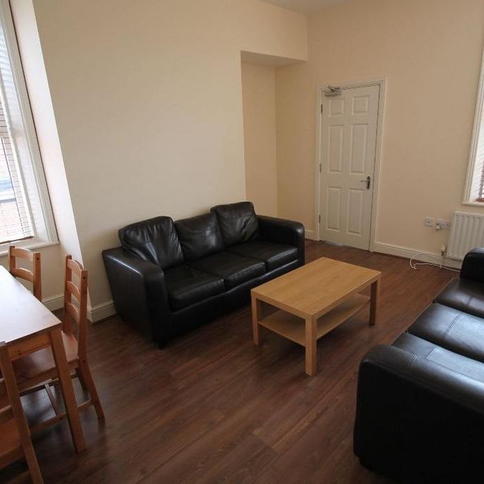 4 bedroom flat to rent - Photo 1