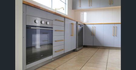 LUXURY, SPACE AND VERSATILITY - YOUR DREAM HOME AWAITS! - Photo 4