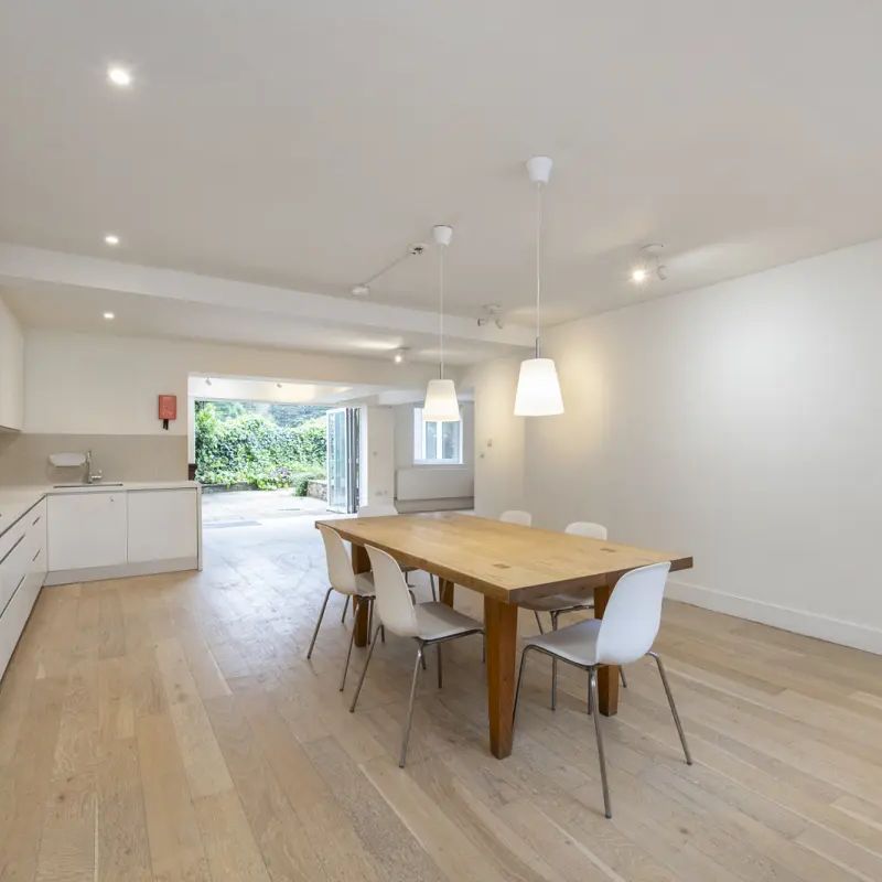 5 bedroom maisonette in London - Photo 1