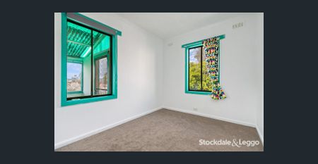 Freshly painted, new floor coverings & window furnishings - Photo 5