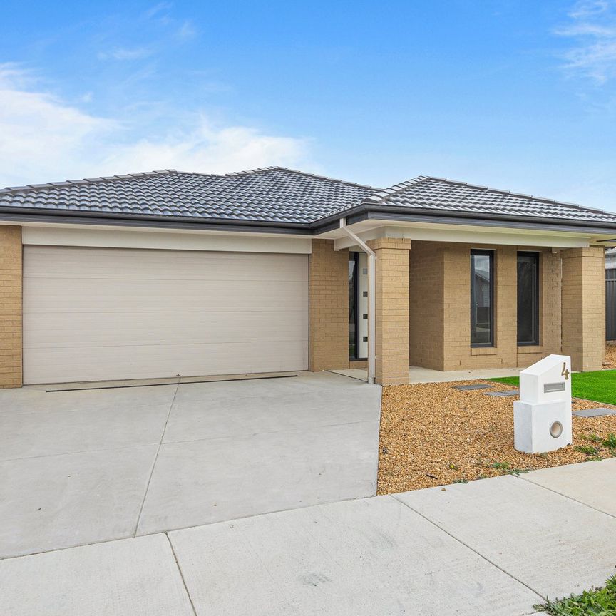 SPACIOUS OPEN LIVING FAMILY HOME - Photo 1