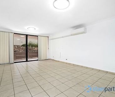 Well-presented ground-floor apartment with 2 car spaces - Photo 1