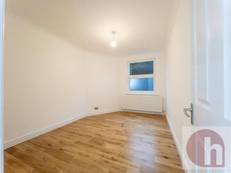 3 bedroom flat to rent - Photo 4
