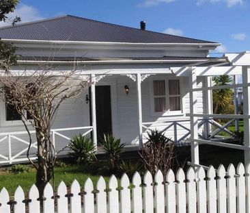 4 Bedroom Property! - Photo 1