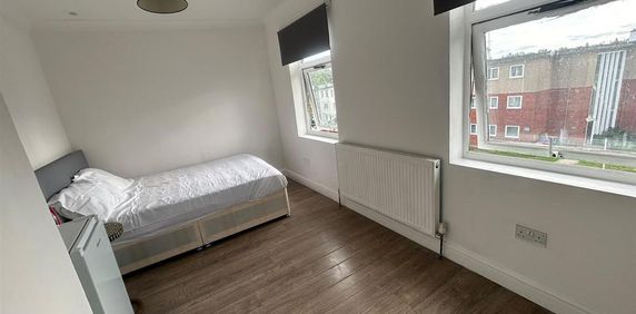 1 bedroom in a house share to rent - Photo 2