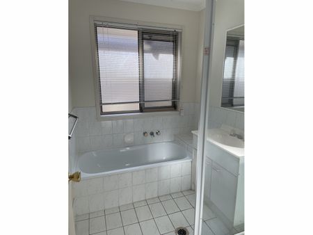 19 Chiffley Place, ARUNDEL - Photo 5
