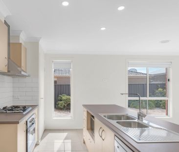 Impeccable 3 Bedroom Home - Photo 5