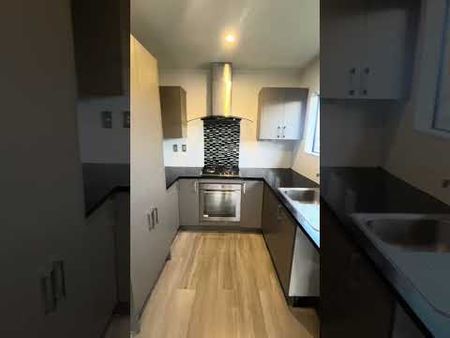 Family Home in Quiet Neighbourhood! - Photo 2