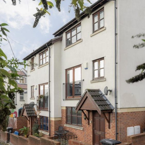 3 Bed End Terrace - Photo 1