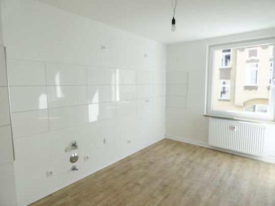 ** Modernisierte 2-Zi-Wohnung mit Loggia in beliebter Lage von Essen-Holsterhausen ** - Photo 1